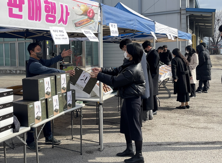 고창군과 고창황토배기유통이 진행 중인 농특산물 직거래 판매행사, 행사장을 찾은 한 소비자가 저렴한 가격으로 고창 지주식김을 구입하고 있다. *재판매 및 DB 금지