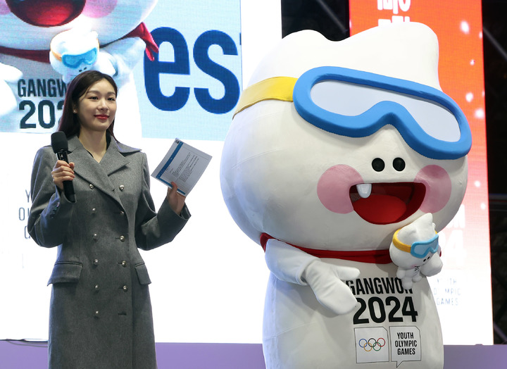 김연아가 19일 강원도 평창군 용평리조트 야외무대에서 열린 2024 강원 동계청소년올림픽대회 G-1y 행사 및 윈터코리아페스티벌데이에서 마스코트 ‘뭉초’를 소개하고 있다. (사진=문화체육관광부 제공) photo@newsis.com *재판매 및 DB 금지