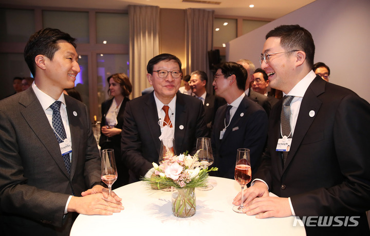 [다보스=뉴시스] 전신 기자 = 구광모(오른쪽) LG그룹 회장과 정기선(왼쪽) HD현대 사장이 18일(현지시간) 다보스 한 호텔에서 열린 한국의 밤 행사에 앞서 대화하고 있다. 2023.01.19. photo1006@newsis.com