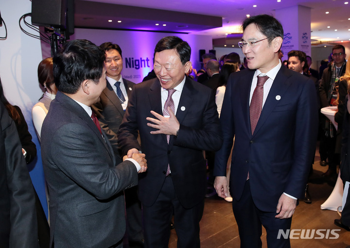 [다보스=뉴시스] 전신 기자 = 원희룡(왼쪽부터) 국토교통부 장관과 신동빈 롯데그룹 회장, 이재용 삼성전자 회장이 18일(현지시간) 다보스 한 호텔에서 열린 한국의 밤 행사에 앞서 인사하고 있다. 2023.01.19. photo1006@newsis.com