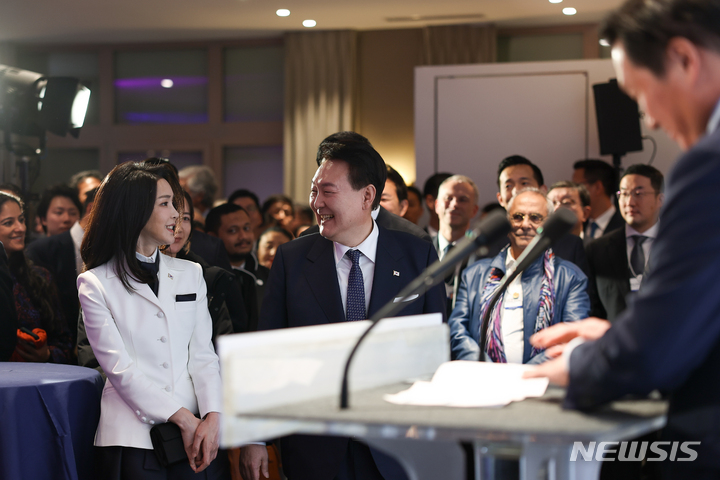 [다보스=뉴시스] 전신 기자 = 윤석열 대통령과 부인 김건희 여사가 18일(현지시간) 다보스 한 호텔에서 열린 한국의 밤 행사에서 최태원 대한상공회의소 회장의 개회사에 미소짓고 있다. 2023.01.19. photo1006@newsis.com