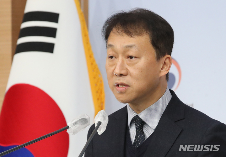 [서울=뉴시스] 김명원 기자 = 최보근 문화체육관광부 체육국장이 19일 오전 서울 종로구 정부서울청사 별관에서 스포츠혁신위 권고 개선방안(학생선수 출석인정제 개선방안 등) 브리핑을 하고 있다. 2023.01.19. kmx1105@newsis.com