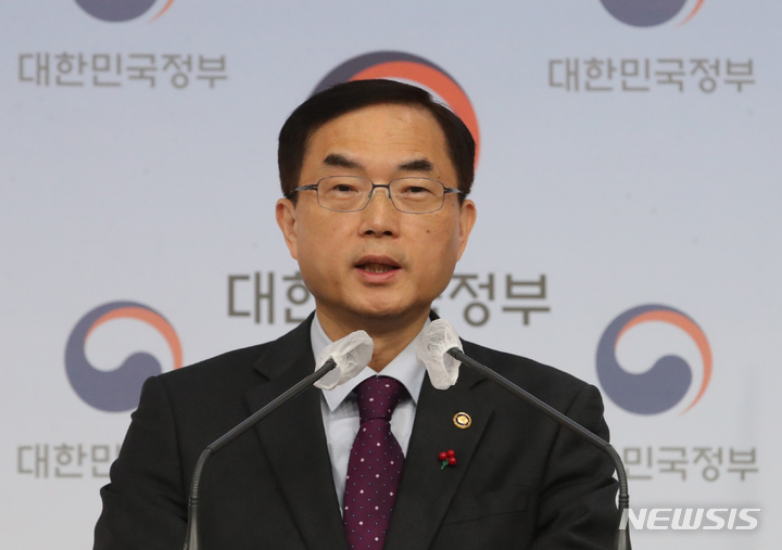 [서울=뉴시스] 김명원 기자 = 조용만 문화체육관광부 제2차관이 19일 오전 서울 종로구 정부서울청사 별관에서 스포츠혁신위 권고 개선방안(학생선수 출석인정제 개선방안 등) 발표를 하고 있다. 2023.01.19. kmx1105@newsis.com