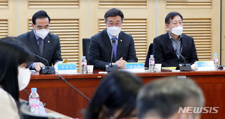 [서울=뉴시스] 추상철 기자 = 윤호중 국회국민총행복정책포럼 대표의원이 19일 오전 서울 여의도 국회에서 열린 '국민총행복증진법 제정을 위한 국회대토론회'에 참석해 개회사를 하고 있다. 2023.01.19. scchoo@newsis.com