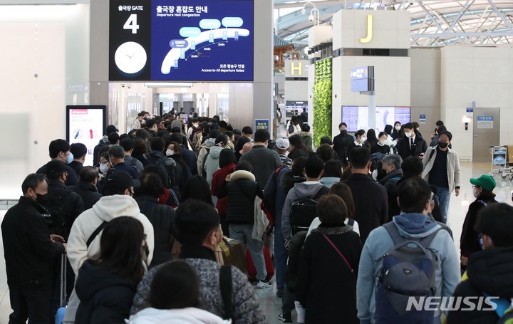 [인천공항=뉴시스] 조수정 기자 = 설 연휴를 앞두고 19일 인천국제공항 제1여객터미널 출국장 입구가 이용객들로 북적이고 있다. 2023.01.19. chocrystal@newsis.com