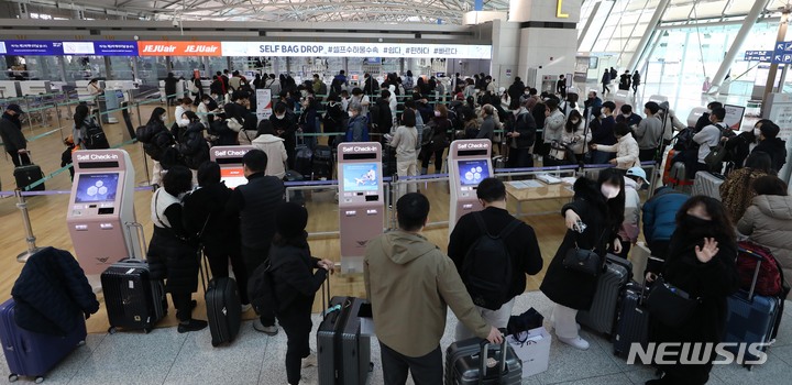 [인천공항=뉴시스] 조수정 기자 = 설 연휴를 앞두고 19일 인천국제공항 제1여객터미널에서 출국하려는 이용객들로 북적이고 있다. 2023.01.19. chocrystal@newsis.com
