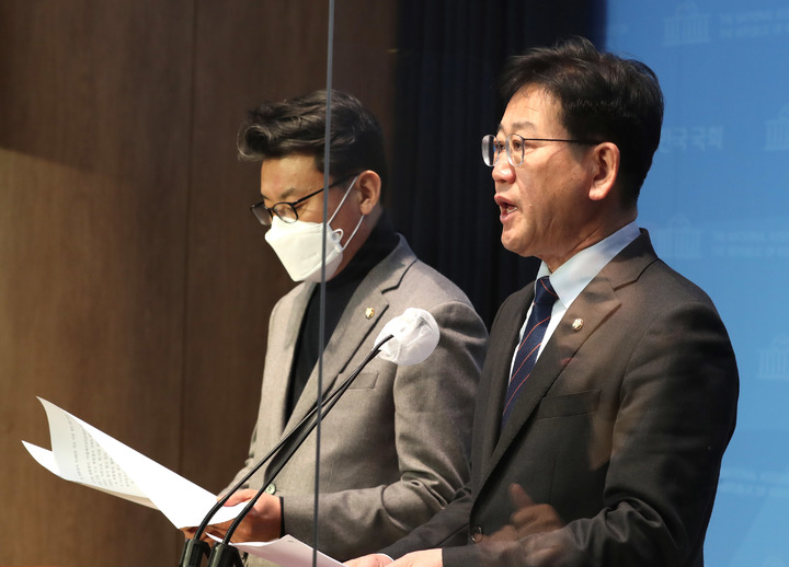 [서울=뉴시스] 전진환 기자 = 한-이란 의원친선협회 회장인 더불어민주당 김정호(오른쪽) 의원과 부회장인 진성준 의원이 18일 오전 서울 여의도 국회 소통관에서 윤석열 대통령의 'UAE(아랍에미리트)의 적은 이란'이라고 한 발언과 관련해 입장 발표 기자회견을 하고 있다. 2023.01.19. amin2@newsis.com