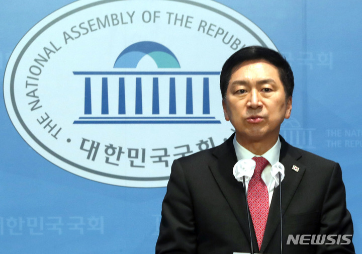 [서울=뉴시스] 전진환 기자 = 국민의힘 당권 주자인 김기현 의원이 19일 오전 서울 여의도 국회 소통관에서 비전과 통합 메시지 발표 기자회견을 하고 있다. 2023.01.19. amin2@newsis.com