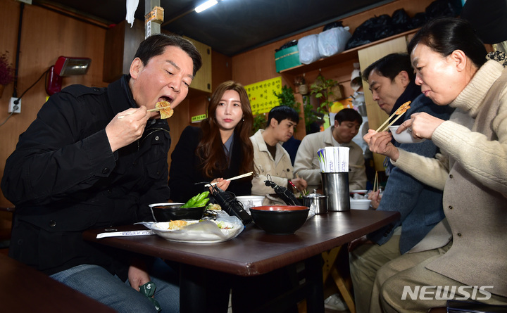 [대구=뉴시스] 이무열 기자 = 국민의힘 당권주자인 안철수 의원이 19일 오후 대구 중구 서문시장을 방문해 납작만두를 먹고 있다. 2023.01.19. lmy@newsis.com