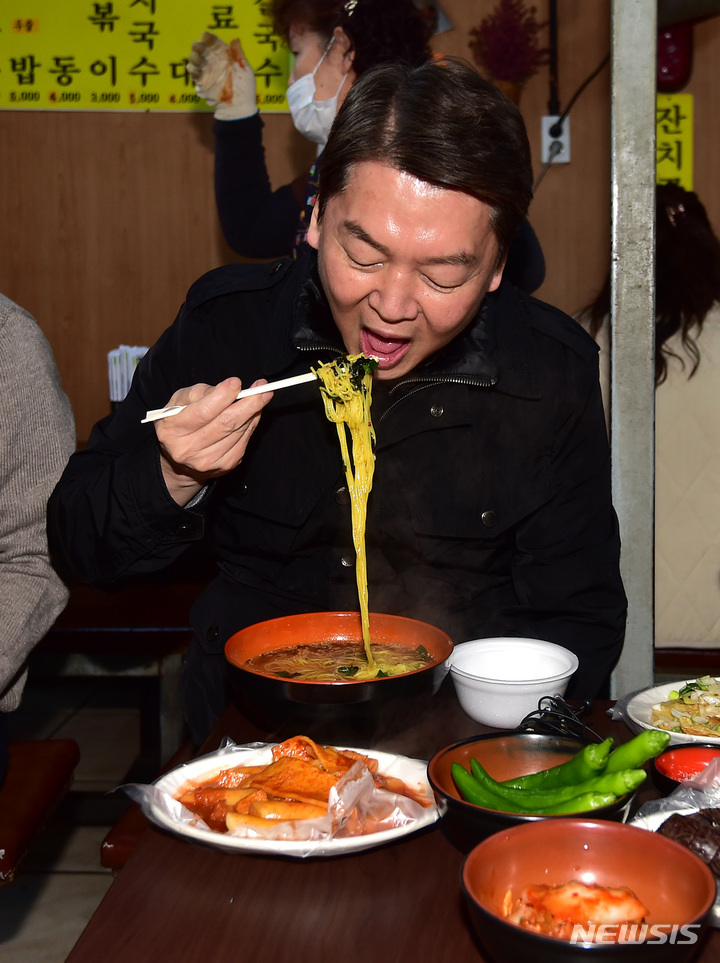 [대구=뉴시스] 이무열 기자 = 국민의힘 당권주자인 안철수 의원이 19일 오후 대구 중구 서문시장을 방문해 국수를 먹고 있다. 2023.01.19. lmy@newsis.com