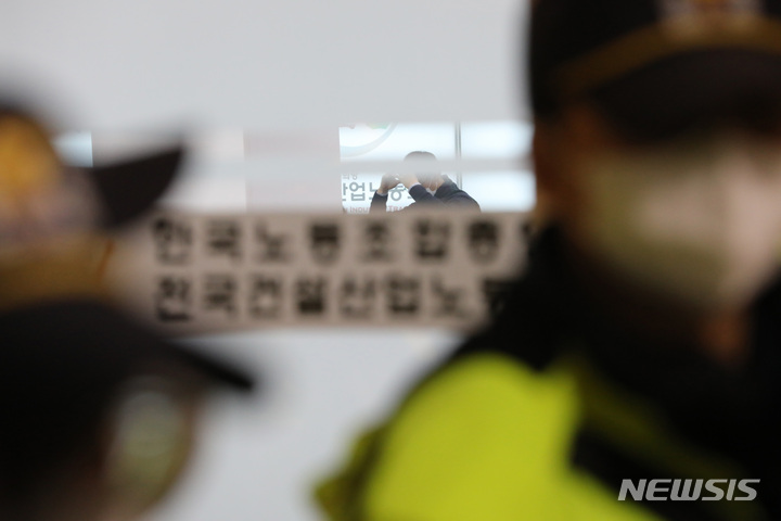 [서울=뉴시스] 김진아 기자 = 지난 1월19일 오후 서울 금천구 한국노동조합총연맹 전국건설산업노동조합 서울경기지부에서 경찰 관계자들이 건설 현장 불법 행위 관련 압수수색을 하고 있다. 서울경찰청 강력범죄수사대는 19일 한국노총, 민주노총 8개 사무실과 자택 등 총 16곳에 대해 압수수색을 진행 중이라고 밝혔다. (공동취재사진) 2023.01.19. bluesda@newsis.com