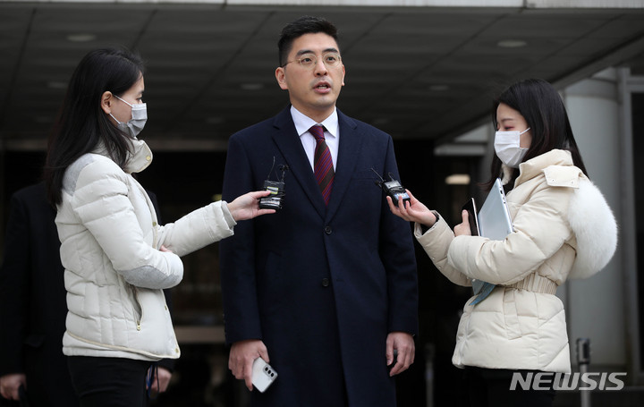 [서울=뉴시스] 김선웅 기자 = '채널A 사건' 관련 강요미수 혐의로 재판에 넘겨져 1심에서 무죄를 선고받았던 이동재 전 채널A 기자가 지난 19일 서울 서초구 서울중앙지법에서 열린 항소심 선고공판에서 무죄를 선고받은 후 입장을 말하고 있다. 2023.01.19. mangusta@newsis.com