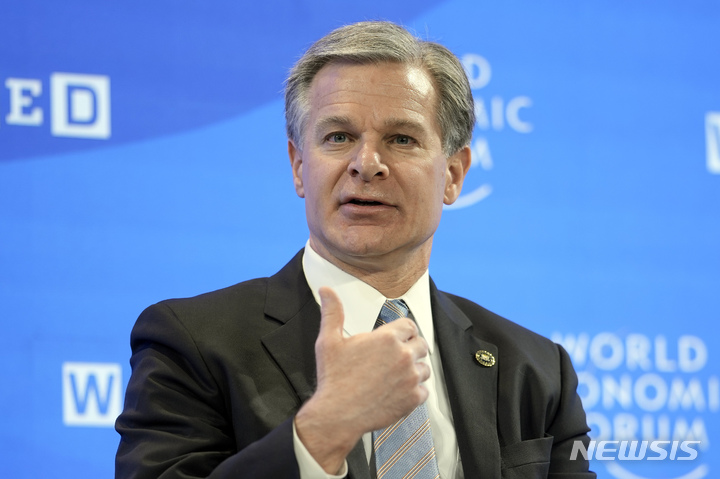 [다보스(스위스)=AP/뉴시스]크리스토퍼 레이 미 연방정보국(FBI) 국장이 1월19일 스위스 다보스에서 열린 세계경제포럼(WEF)에서 연설하고 있다. 2023.06.06