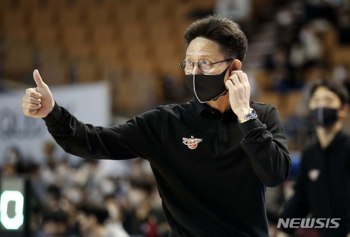 [서울=뉴시스] 정병혁 기자 = 19일 오후 서울 송파구 잠실실내체육관에서 열린 2022-2023 프로농구 서울 삼성 썬더스와 수원 KT 소닉붐의 경기, KT 서동철 감독이 작전지시를 하고 있다. 2023.01.19. jhope@newsis.com