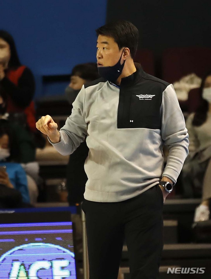 [서울=뉴시스] 정병혁 기자 = 19일 오후 서울 송파구 잠실실내체육관에서 열린 2022-2023 프로농구 서울 삼성 썬더스와 수원 KT 소닉붐의 경기, 삼성 은희석 감독이 작전지시를 하고 있다. 2023.01.19. jhope@newsis.com