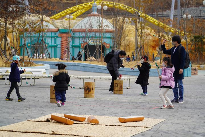 경남 마산로봇랜드 테마파크 투호놀이 체험장.(사진=마산로봇랜드 제공) *재판매 및 DB 금지