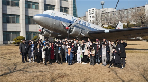 [인천=뉴시스] SW·AI 코딩캠프인 ‘잡스의 차고 특별캠프’에 참여한 학생들이 인하대학교에서 기념사진을 촬영하고 있다. (사진=인하대 제공) *재판매 및 DB 금지