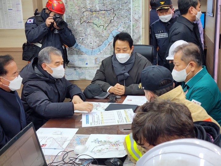 [서울=뉴시스]구룡마을 화재현장 찾은 김현기 서울시의회 의장.(사진=서울시의회 제공) *재판매 및 DB 금지
