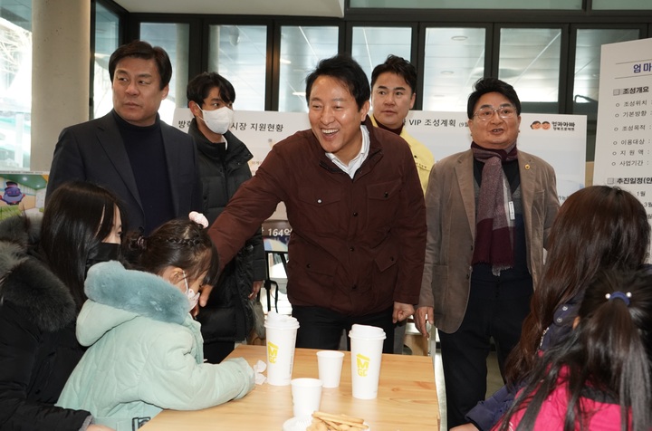 [서울=뉴시스] 지난 20일 방학동도깨비시장에서 아이들과 만난 오세훈 서울시장.(사진=서울시 제공) *재판매 및 DB 금지