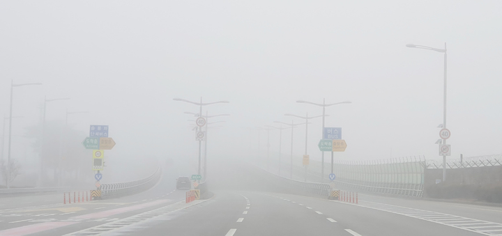 [인천공항=뉴시스] 홍찬선 기자 = 지난 13일 인천공항 제1여객터미널 진입로에 짙은 안개가 껴 있다. 2023.1.22. mania@newsis.com *재판매 및 DB 금지