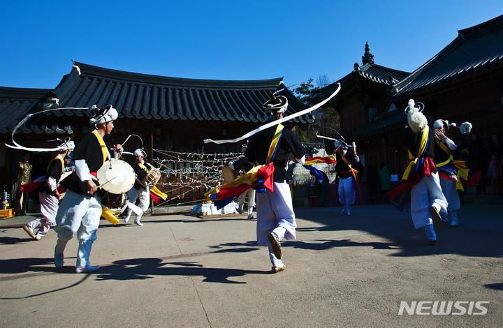 [서울=뉴시스]남산골 한옥마을에서 펼쳐진 설 연휴 맞이 풍물놀이 공연 사진. (사진=서울시 제공). 2023. 01. 21. photo@newsis.com