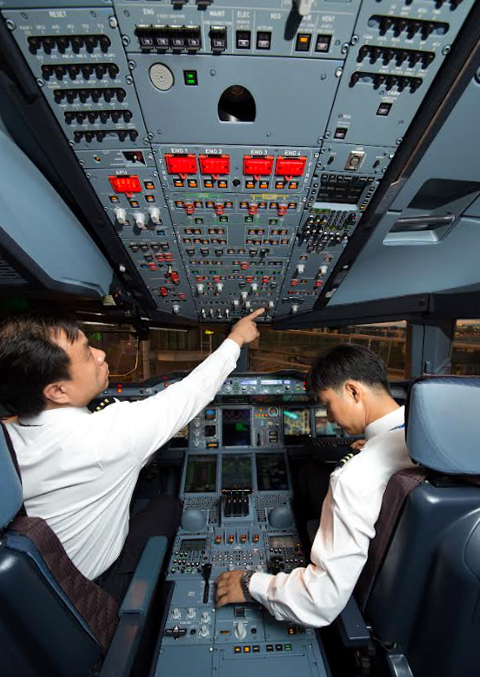 [인천공항=뉴시스] 사진은 대한항공 조종사들이 인천공항 이륙 전 점검을 하고 있다. (사진=대한항공 제공)2023.01.22. photo@newsis.com *재판매 및 DB 금지