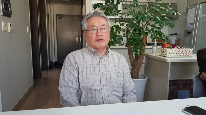 [서울=뉴시스] 구무서 기자 = 김용익 돌봄과미래 재단 이사장이 지난 20일 오후 서울 마포구 소재 돌봄과미래 사무실에서 인터뷰를 하고 있다. 2023.01.20. nowest@newsis.com *재판매 및 DB 금지