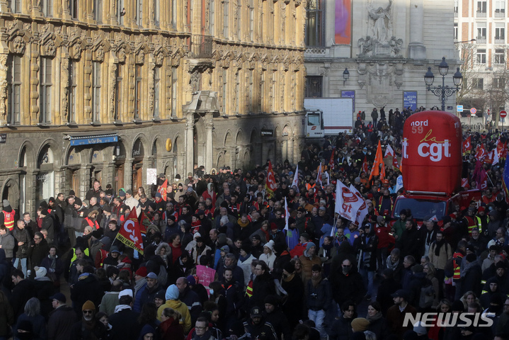 [파리=AP/뉴시스] 지난 19일(현지시간) 프랑스 파리에서 연금 개혁안 반대 시위대가 행진하고 있다. 이날 파리에서 연금 전액 수령 자격이 되는 퇴직 나이를 현행 62세에서 2030년까지 64세로 높이는 연금 개혁안에 반대하는 주요 8개 노동조합의 대규모 파업 시위가 열려 지하철, 철도, 항공 등 대중교통이 마비되고 학교 수업이 중단되는 등 혼잡이 빚어졌다. 2023.01.31.