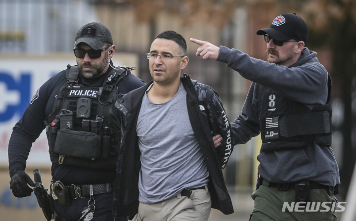 [앨버커키=AP/뉴시스]솔로몬 페냐 전 뉴멕시코주 공화당 하원의원 후보가 지난 1월16일 연쇄 총격 사건과 관련해 경찰에 체포되는 모습. (사진=The Albuquerque Journal 제공). 2023.6.1 