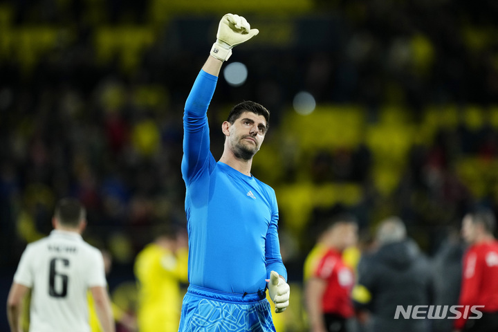 [비야레알(스페인)=AP/뉴시스] 코파델레이 비야레알전에서 승리 후 기뻐하는 레알마드리드 골키퍼 쿠르투아. 2023.01.19.