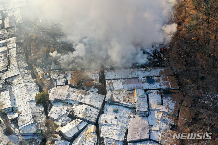 [서울=뉴시스] 백동현 기자 =지난 1월20일 오전 서울 강남구 구룡마을에서 큰 불이 나 진화 작업이 한창이다. 2023.01.20. livertrent@newsis.com