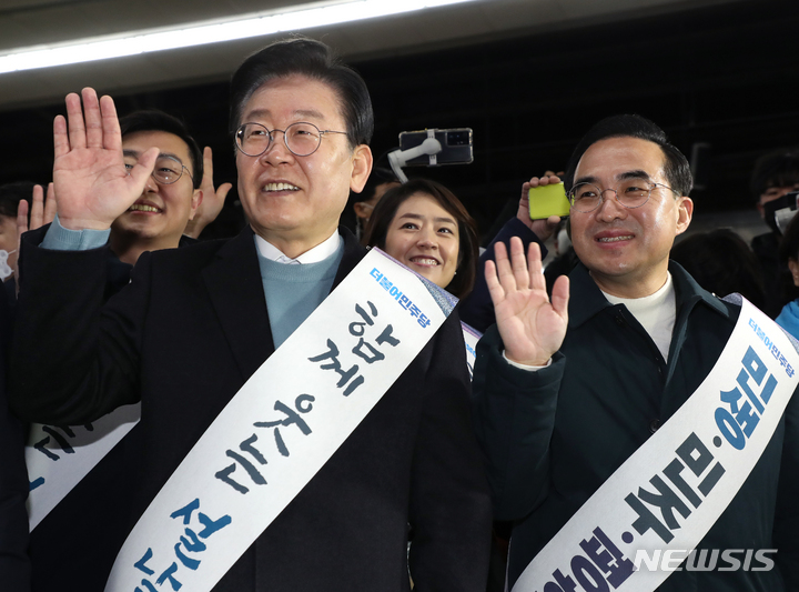 [서울=뉴시스] 이영환 기자=지난 20일 더불어민주당 이재명 대표 등 지도부가 서울 용산역에서 설 귀성 인사를 하고 있다. 2023.01.20. 20hwan@newsis.com