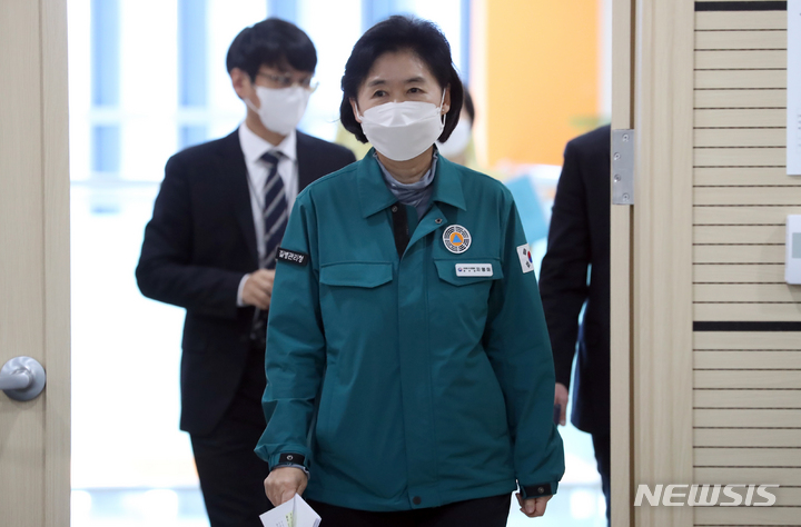 [청주=뉴시스] 강종민 기자 = 지영미 중앙방역대책본부장(질병관리청장)이 지난 1월 20일 충북 청주시 질병청 브리핑실에 들어서고 있다. 지 질병청장은 오는 30일부터 의료기관·약국, 감염취약시설, 대중교통 등을 제외한 실내공간에서 마스크 착용 의무가 해제된다고 밝혔다. 2023.04.20. ppkjm@newsis.com