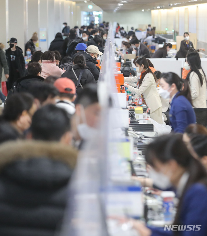 [서울=뉴시스] 권창회 기자 = 설 명절 연휴를 하루 앞둔 20일 오전 서울 강서구 김포공항 국내선 청사가 시민들로 붐비고 있다. 2023.01.20. kch0523@newsis.com