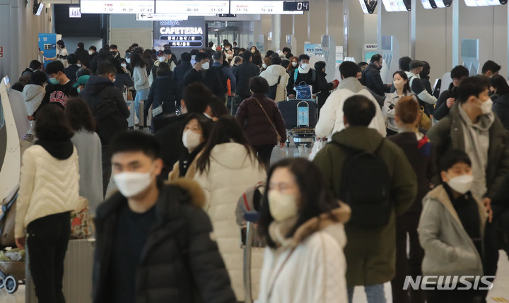 [서울=뉴시스] 권창회 기자 = 설 명절 연휴를 하루 앞둔 20일 오전 서울 강서구 김포공항 국내선 청사가 시민들로 붐비고 있다. 2023.01.20. kch0523@newsis.com