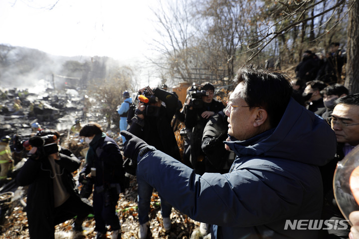 [서울=뉴시스] 추상철 기자 = 정진석 국민의힘 비상대책위원장이 20일 오전 화재가 발생한 서울 강남구 구룡마을을 찾아 화재현장을 바라보고 있다. (공동취재사진) 2023.01.20. photo@newsis.com