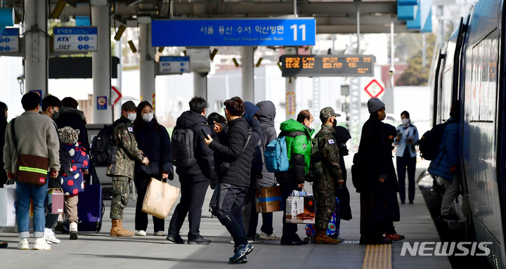 [광주=뉴시스] 이영주 기자 = 설 연휴를 하루 앞둔 지난해 1월20일 오전 광주송정역에서 용산행 KTX를 타는 귀성객들이 줄을 서고 있다. 2024.01.16. leeyj2578@newsis.com