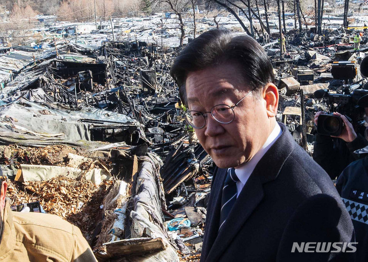 [서울=뉴시스] 추상철 기자=지난 20일 이재명 더불어민주당 대표가 20일 서울 강남구 구룡마을 화재 현장을 방문하고 있다. (공동취재사진) 2023.01.20. photo@newsis.com