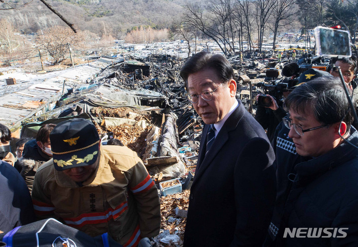 [서울=뉴시스] 추상철 기자 = 이재명 더불어민주당 대표가 20일 오후 화재가 발생한 서울 강남구 구룡마을을 찾아 화재현장을 바라보고 있다. (공동취재사진) 2023.01.20. photo@newsis.com