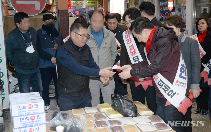 [울산=뉴시스] 배병수 기자 = 국민의힘 당권 주자인 김기현 의원이 지난 20일 오후 울산 남구 번개시장을 방문, 상인과 설 명절 인사를 나눈 뒤 물건을 구입하고 있다. 2023.01.20. bbs@newsis.com.