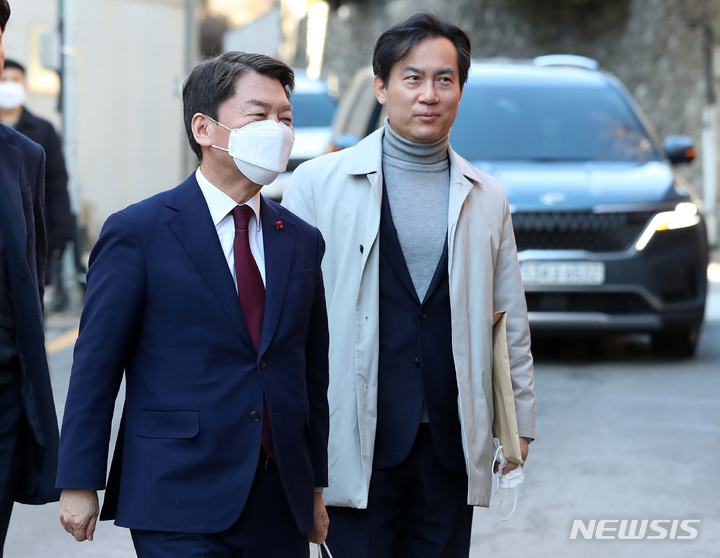 [서울=뉴시스] 이영환 기자 = 국민의힘 당권주자인 안철수 의원과 김영우 경선 캠프 선대위원장이 지난달 20일 오후 서울 강남구 이명박 전 대통령 사저로 들어서고 있다. 2023.01.20. 20hwan@newsis.com