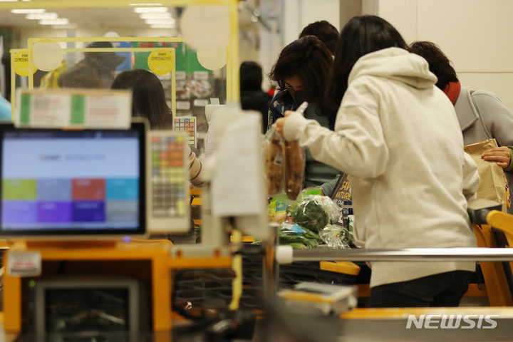 [서울=뉴시스] 백동현 기자 = 20일 오후 서울 시내 한 대형마트에서 시민들이 계산을 하고 있다. 전날 한국은행이 발표한 12월 생산자물가지수는 119.96(2015년 100기준)으로 전월대비 0.3% 하락해 2개월 연속 내렸다. 생산자물가는 통상 1개월 정도의 시차를 두고 소비자물가에 영향을 미치는 만큼 향후 물가 하락으로 이어질 수 있다는 기대가 나온다. 2023.01.20. livertrent@newsis.com