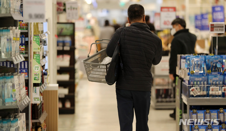 [서울=뉴시스] 백동현 기자 = 지난 20일 오후 서울 시내 한 대형마트에서 한 시민이 매장을 둘러보고 있다. 2023.01.20. livertrent@newsis.com