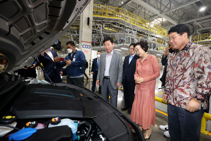 [서울=뉴시스] 고범준 기자 = 김진표 국회의장이 20일(현지시간) 인도네시아 델타마스 자동차산업단지에 위치한 현대자동차 인도네시아 공장을 방문해 시설을 살펴보고 있다. (사진=국회의장실 제공) 2023.01.20. photo@newsis.com *재판매 및 DB 금지