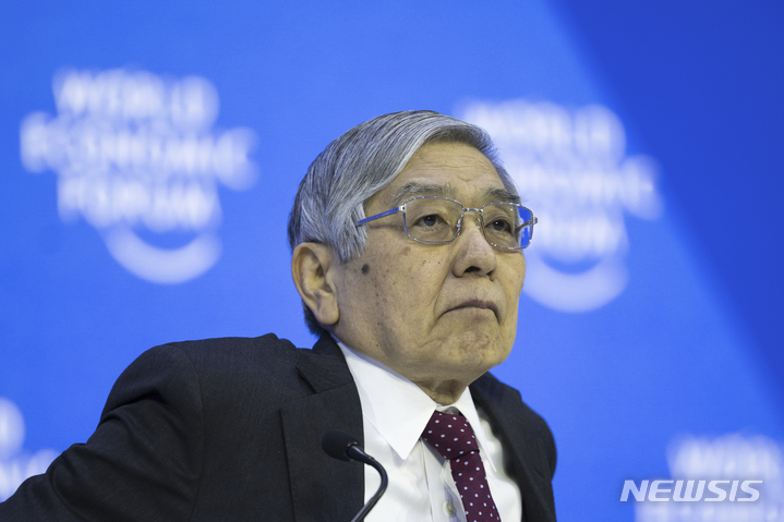 [다보=AP/뉴시스]지난 1월 20일(현지시간) 스웨덴 다보스에서 열린 세계경제포럼(WEF·다보스포럼)에 구로다 하루히코 일본은행 총재가 참석했다. 2023.03.300