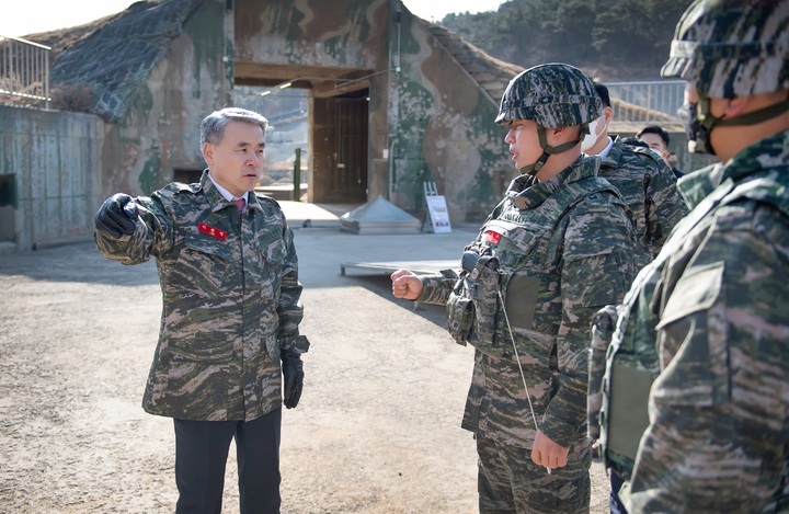 [서울=뉴시스] 국방부는 이종섭 국방부장관이 21일 오전 연평도에 위치한 해병대 연평부대와 해군 전탐감시대를 방문해 현장 점검을 실시했다고 밝혔다. (사진=국방부) 2023.01.21. photo@newsis.com   *재판매 및 DB 금지