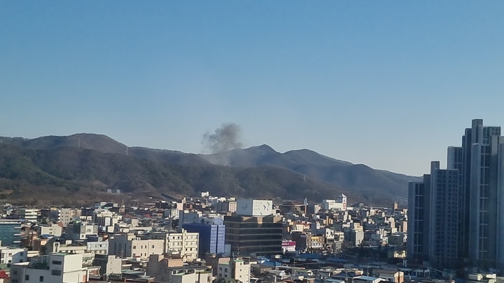 21일 오후 3시 32분께 충남 천안시 동남구 삼룡동 야산에서 화재가 발생해 소방당국이 진압중이다. (사진= 독자 제공) 2023.1.21. photo@newsis.com *재판매 및 DB 금지