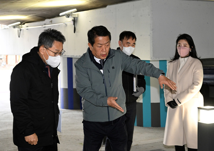 [울산=뉴시스]서동욱 울산 남구청장(왼쪽 두번째)이 지난 20일 환경개선사업이 마무리된 학성교 하부공간을 관계공무원들과 방문해 현장 점검을 진행했다. (사진=울산 남구 제공) photo@newsis.com *재판매 및 DB 금지