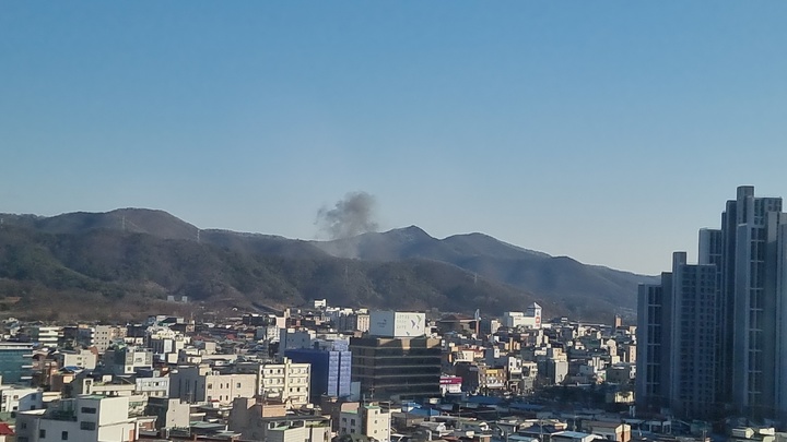 21일 충남 천안시 동남구 삼룡동 야산의 한 사찰에서 발생한 불길이 1시간 여 만에 잡혔다. (사진=독자 제공) 2023.1.21. photo@newsis.com *재판매 및 DB 금지