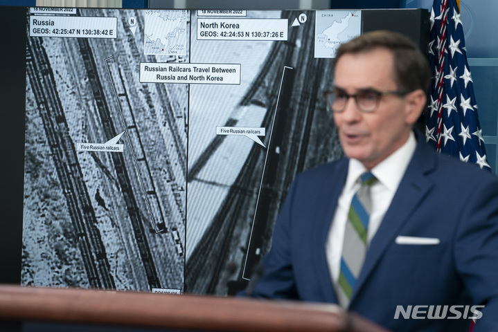 [워싱턴=AP/뉴시스] 20일(현지시간) 워싱턴DC 백악관에서 존 커비 백악관 국가안전보장회의(NSC) 전략소통조정관은 정례브리핑을 갖고 있다. 그는 이날 북한이 러시아의 우크라이나 전쟁을 돕고 있는 러시아 민간 용병회사인 와그너 그룹에 무기를 전달하는 사진을 공개했다. 2023.01.21